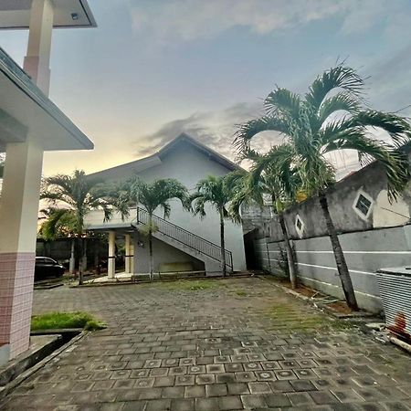 Oyo Life 93504 Kost Krisna Hotel Temukus Buitenkant foto