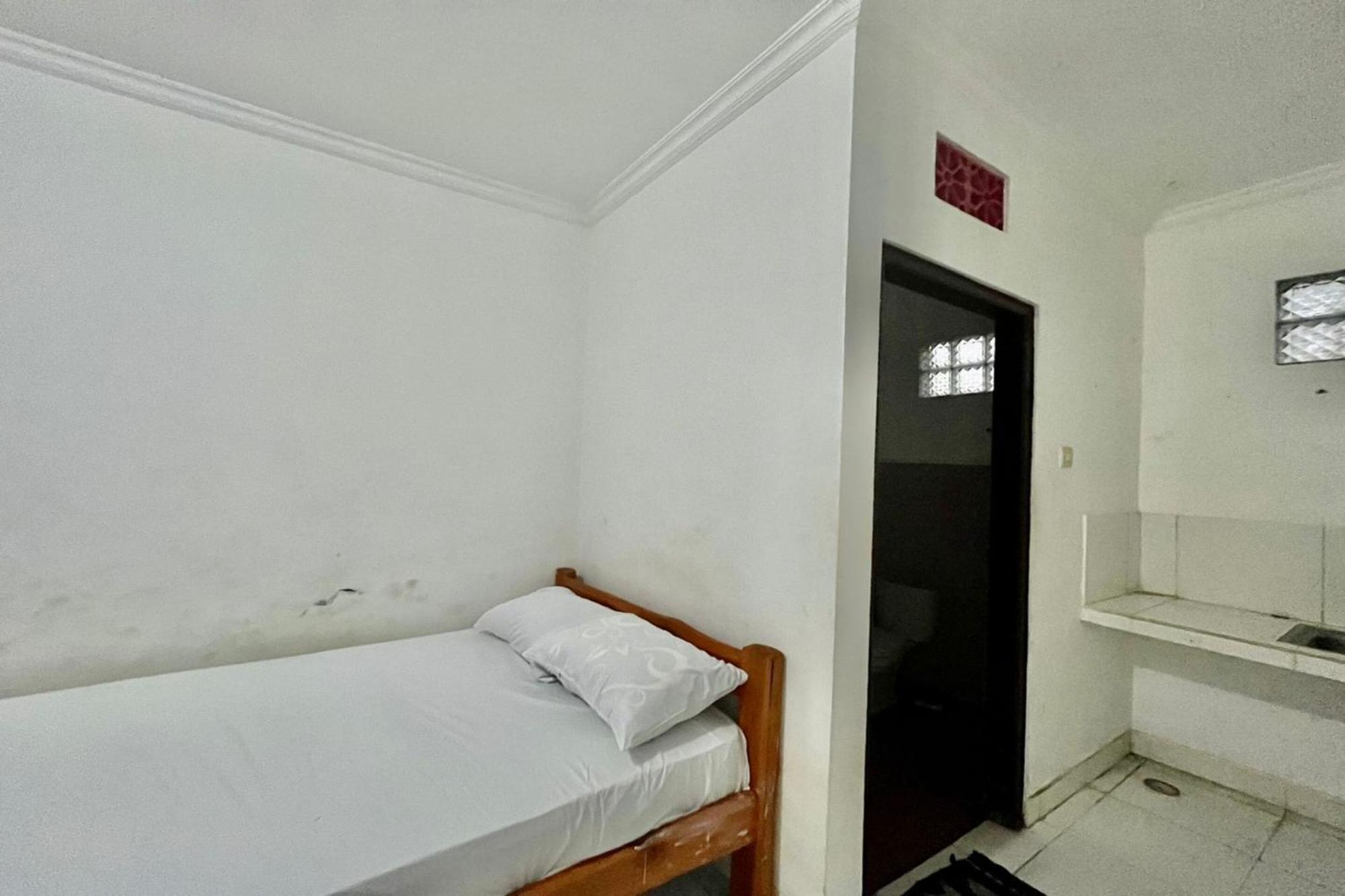 Oyo Life 93504 Kost Krisna Hotel Temukus Buitenkant foto