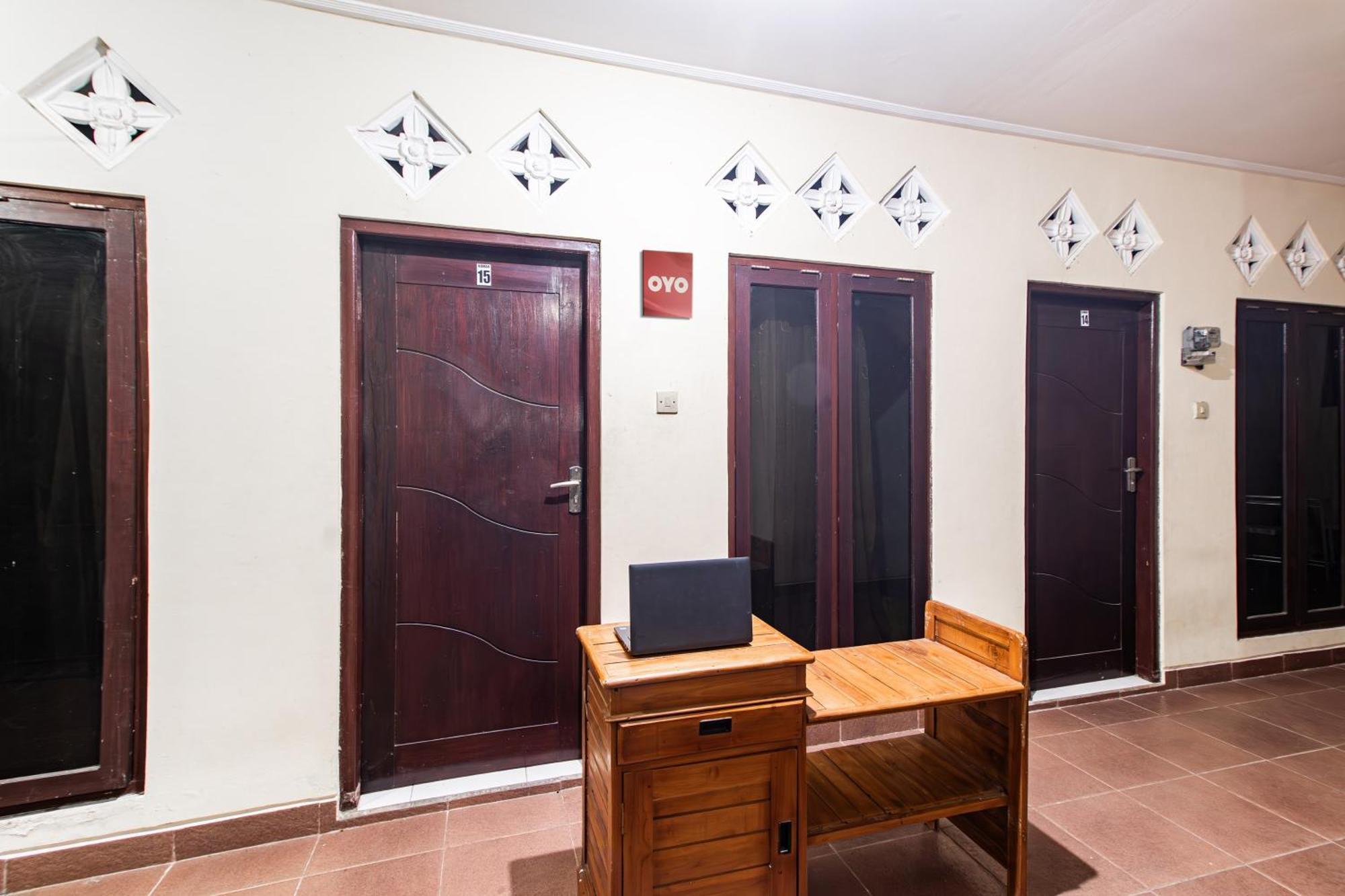 Oyo Life 93504 Kost Krisna Hotel Temukus Buitenkant foto