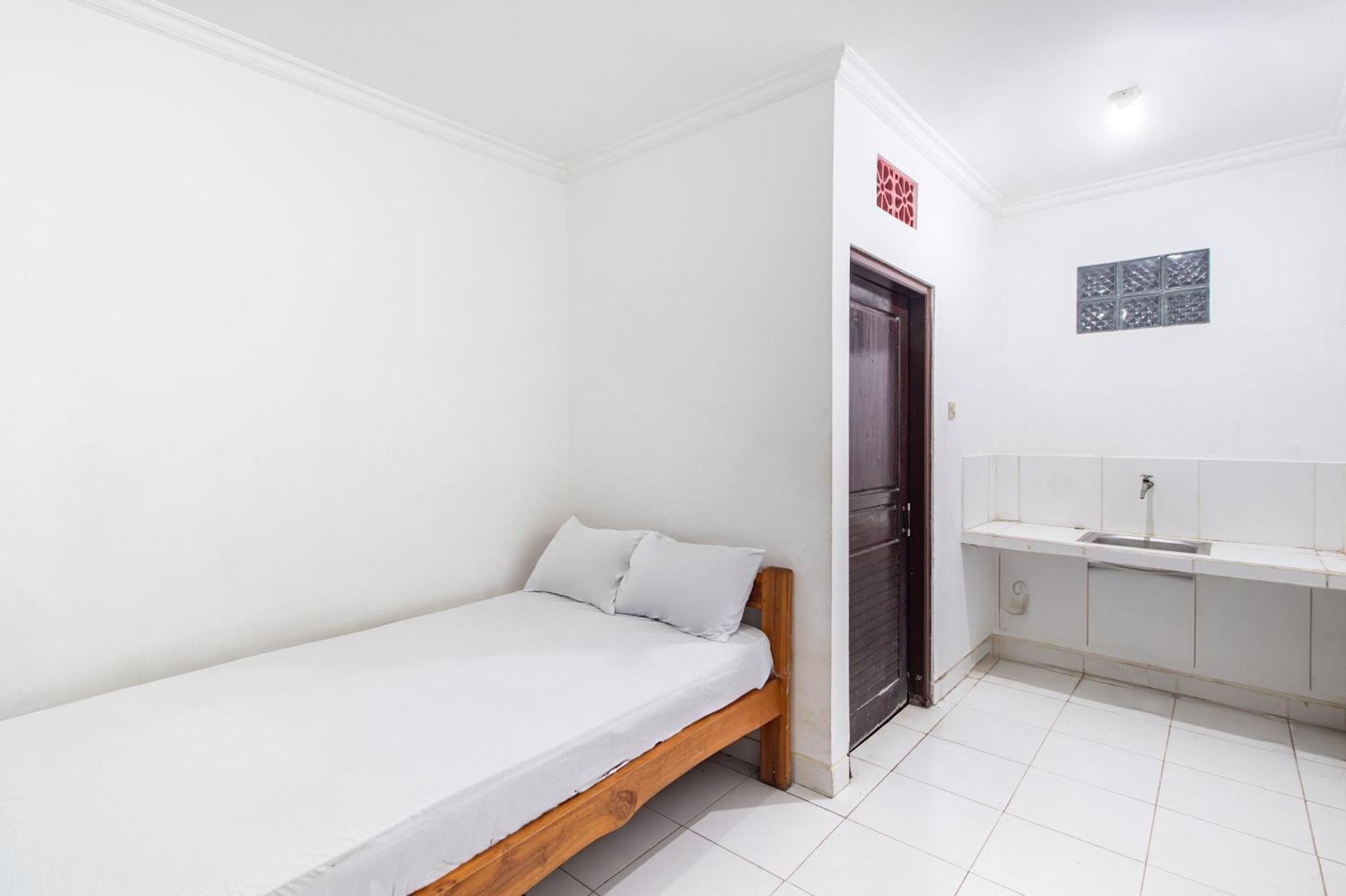 Oyo Life 93504 Kost Krisna Hotel Temukus Buitenkant foto