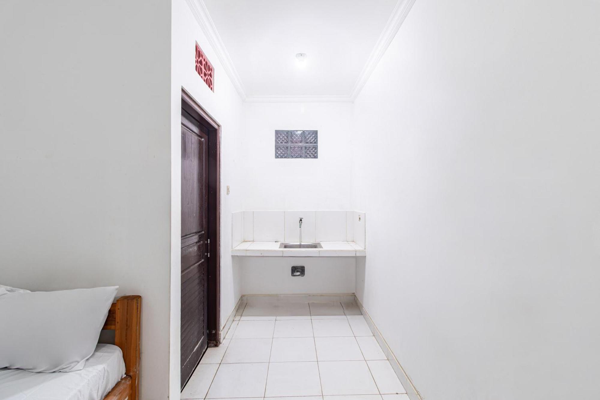 Oyo Life 93504 Kost Krisna Hotel Temukus Buitenkant foto