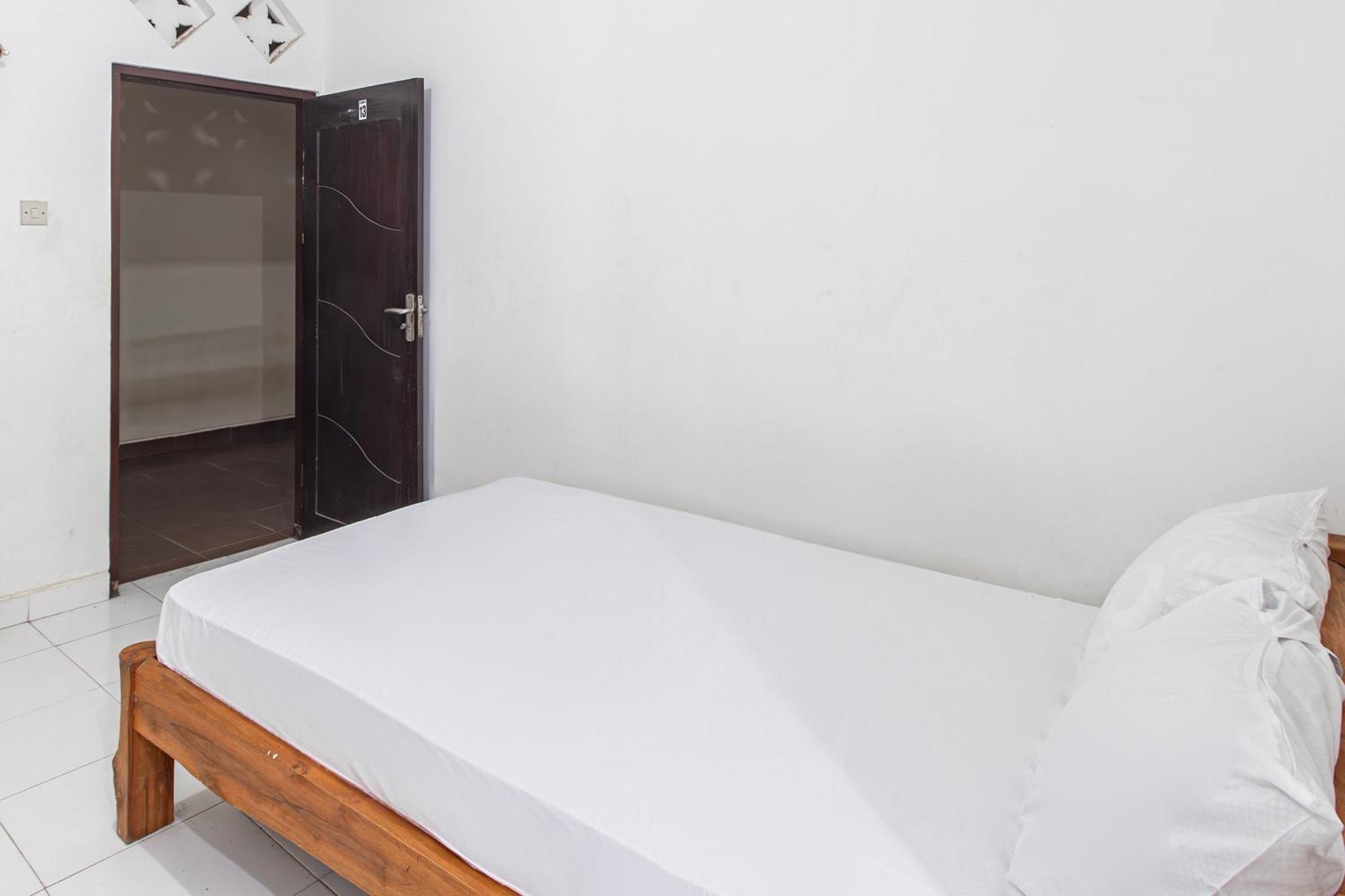Oyo Life 93504 Kost Krisna Hotel Temukus Buitenkant foto