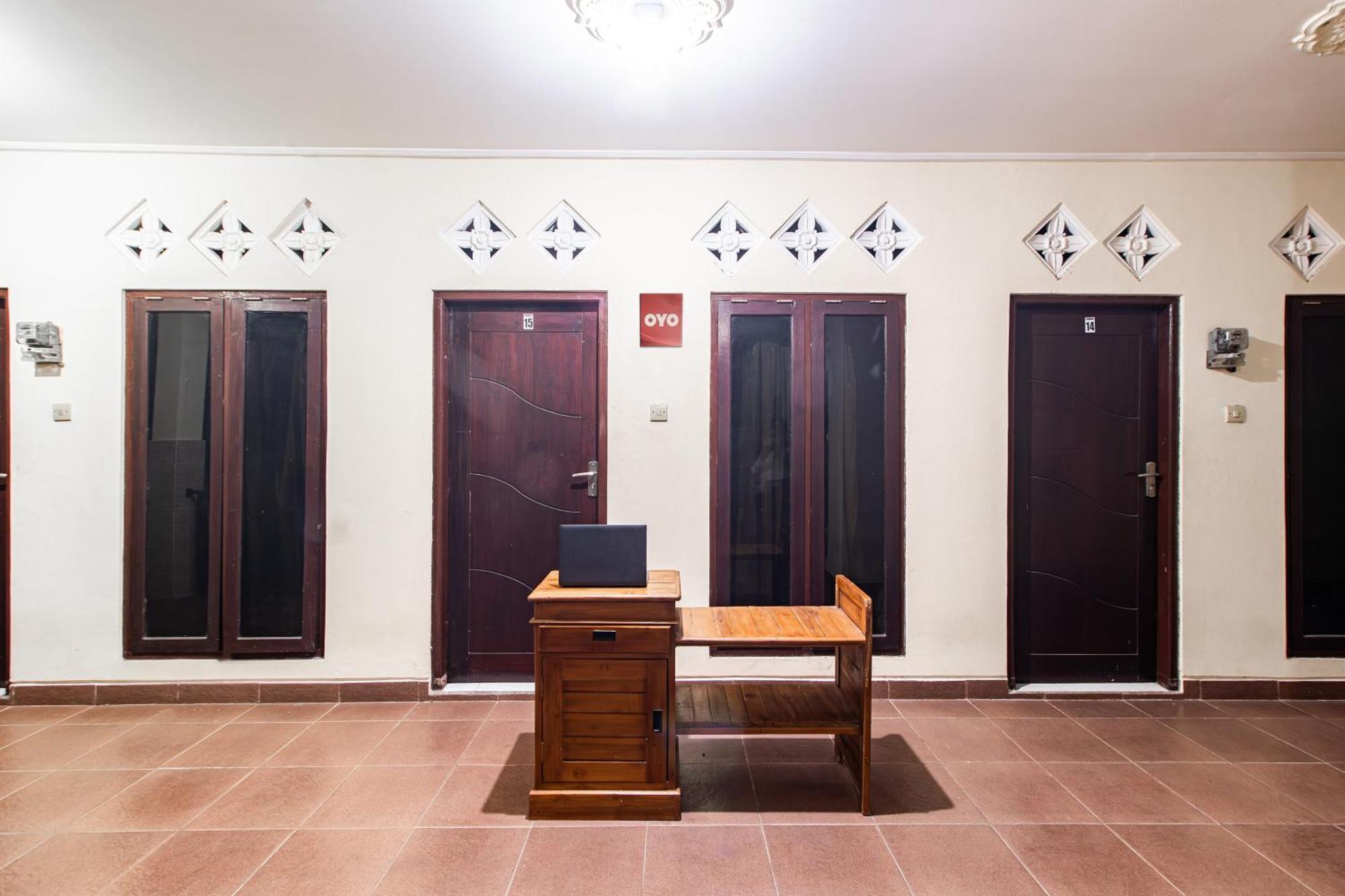Oyo Life 93504 Kost Krisna Hotel Temukus Buitenkant foto