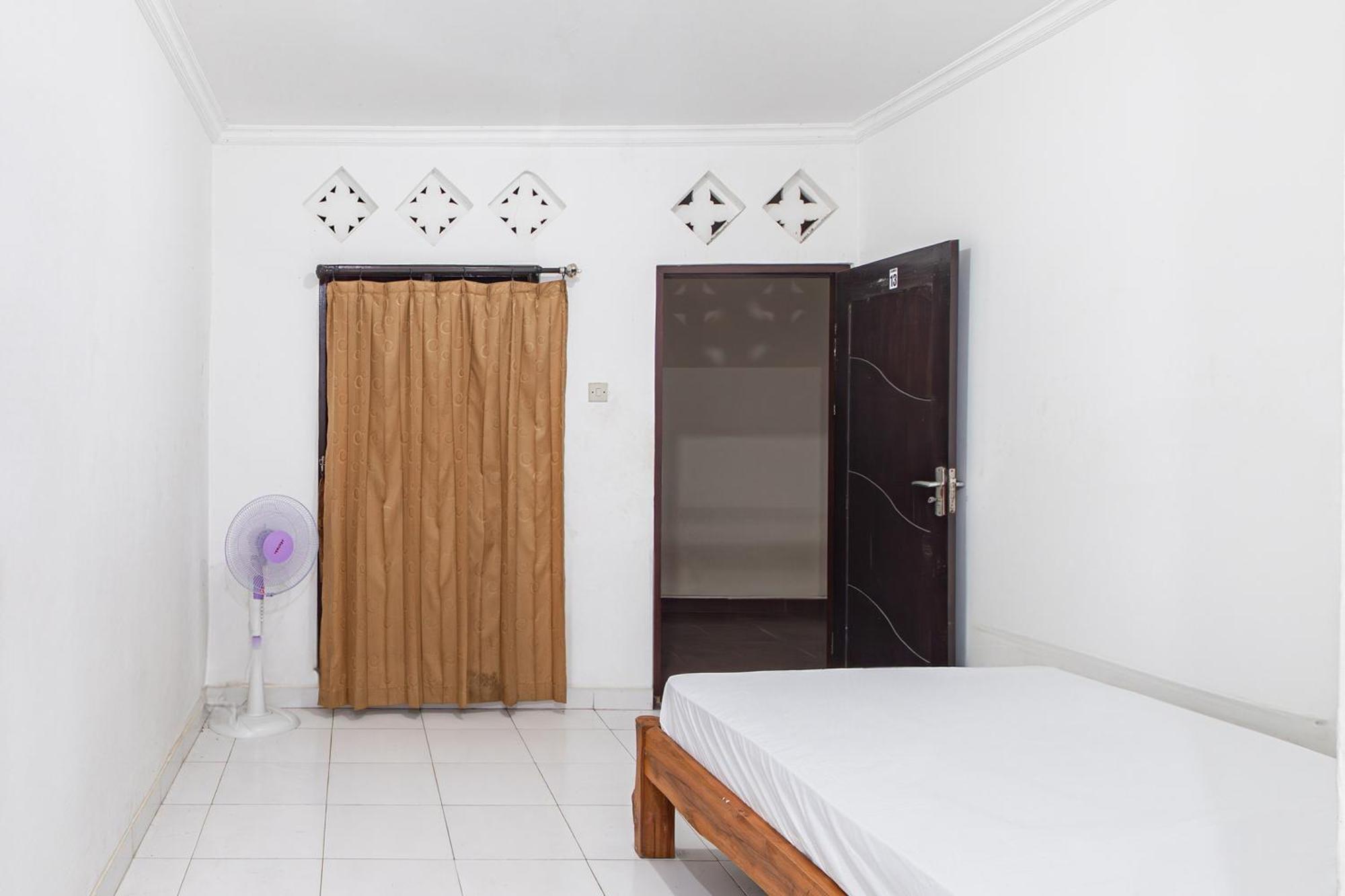 Oyo Life 93504 Kost Krisna Hotel Temukus Buitenkant foto