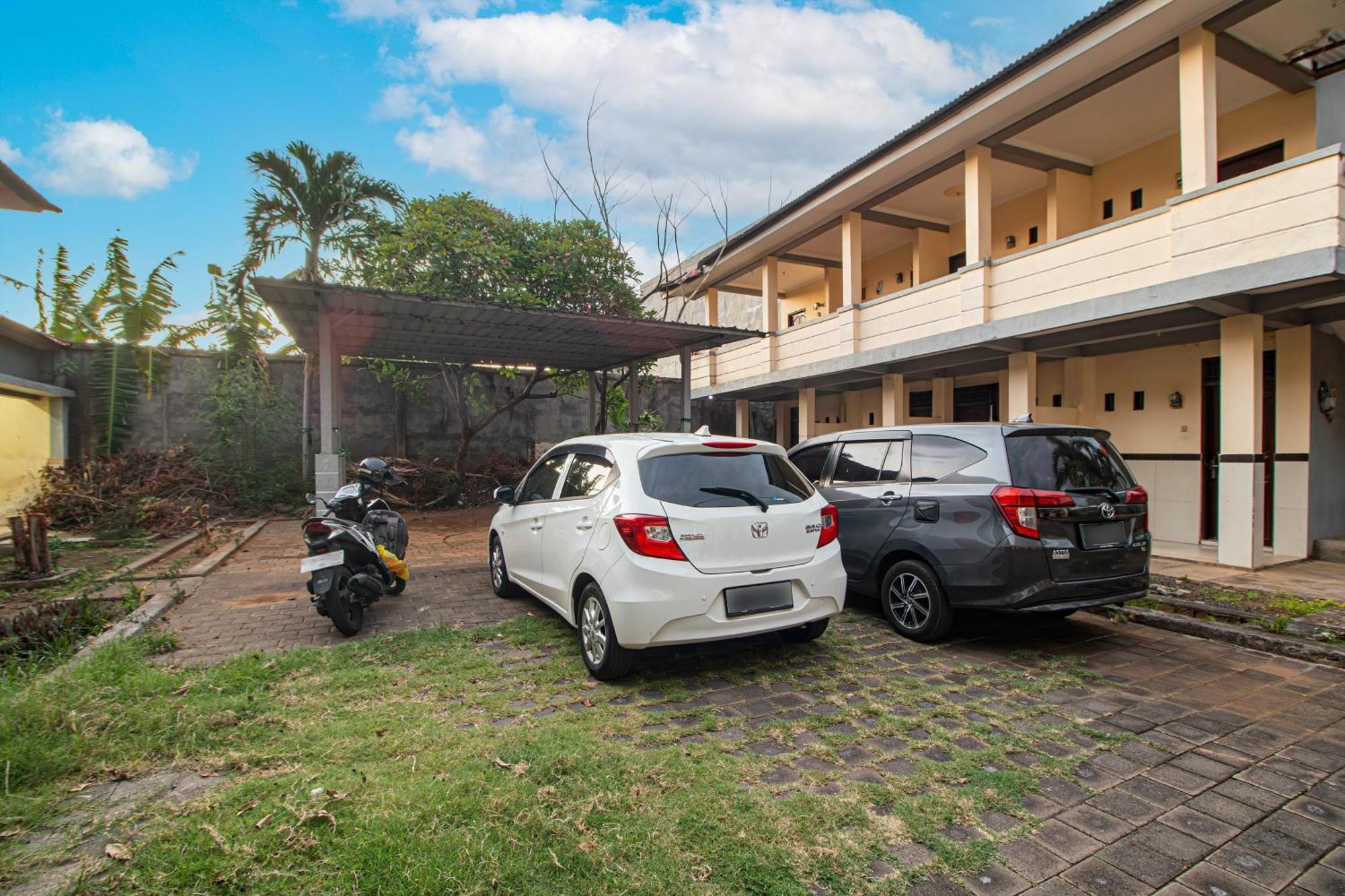 Oyo Life 93504 Kost Krisna Hotel Temukus Buitenkant foto