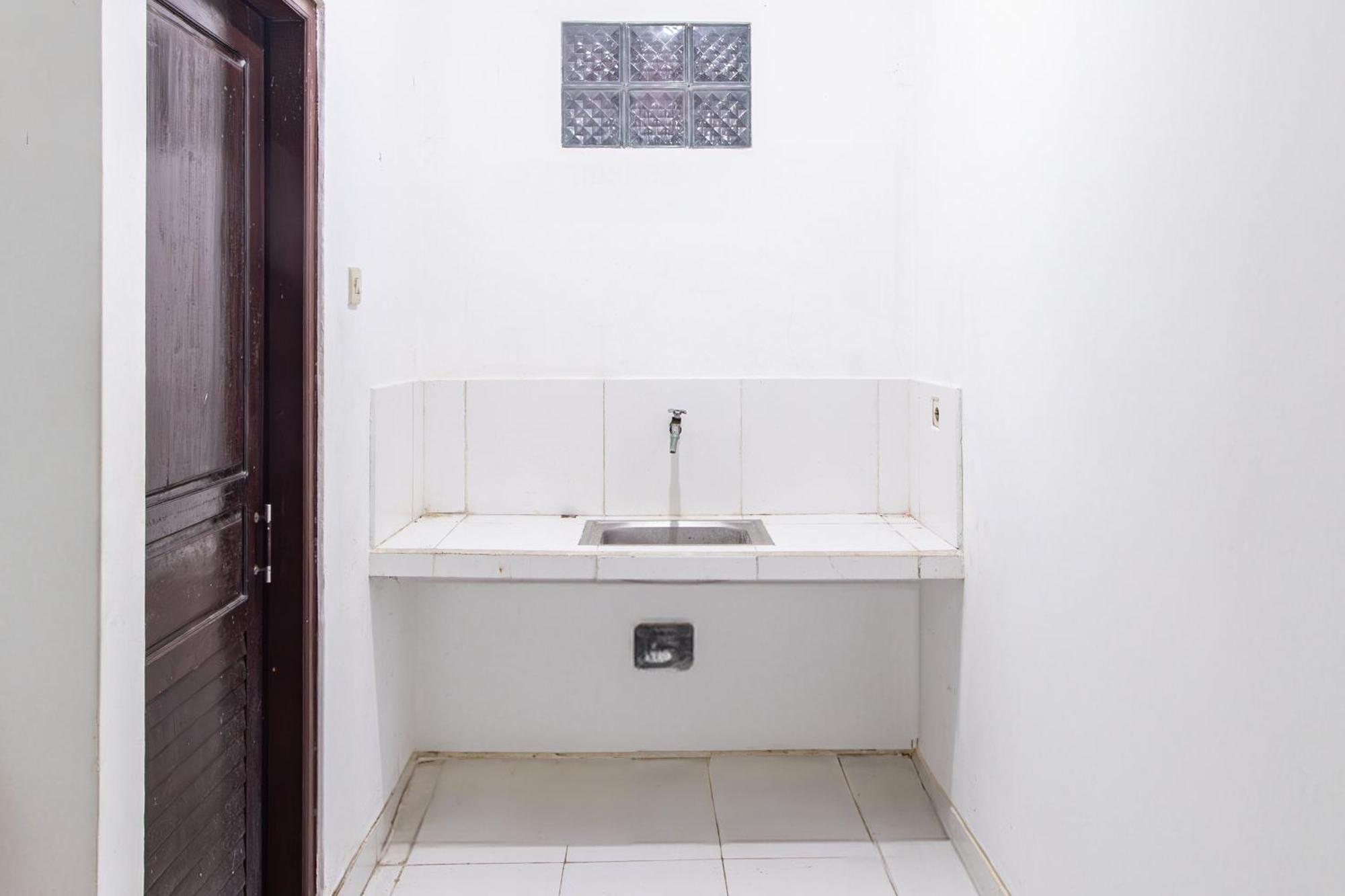 Oyo Life 93504 Kost Krisna Hotel Temukus Buitenkant foto