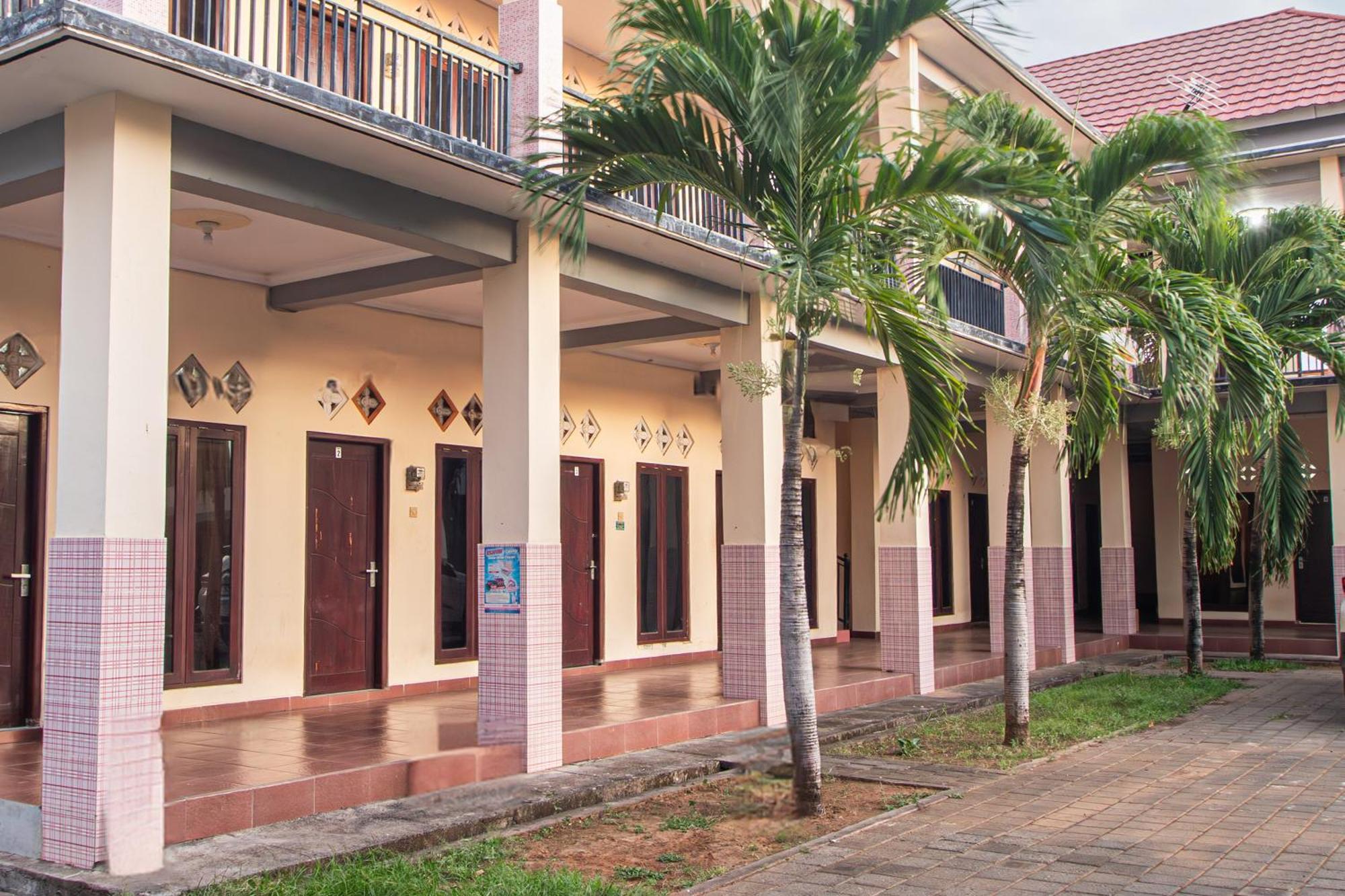 Oyo Life 93504 Kost Krisna Hotel Temukus Buitenkant foto