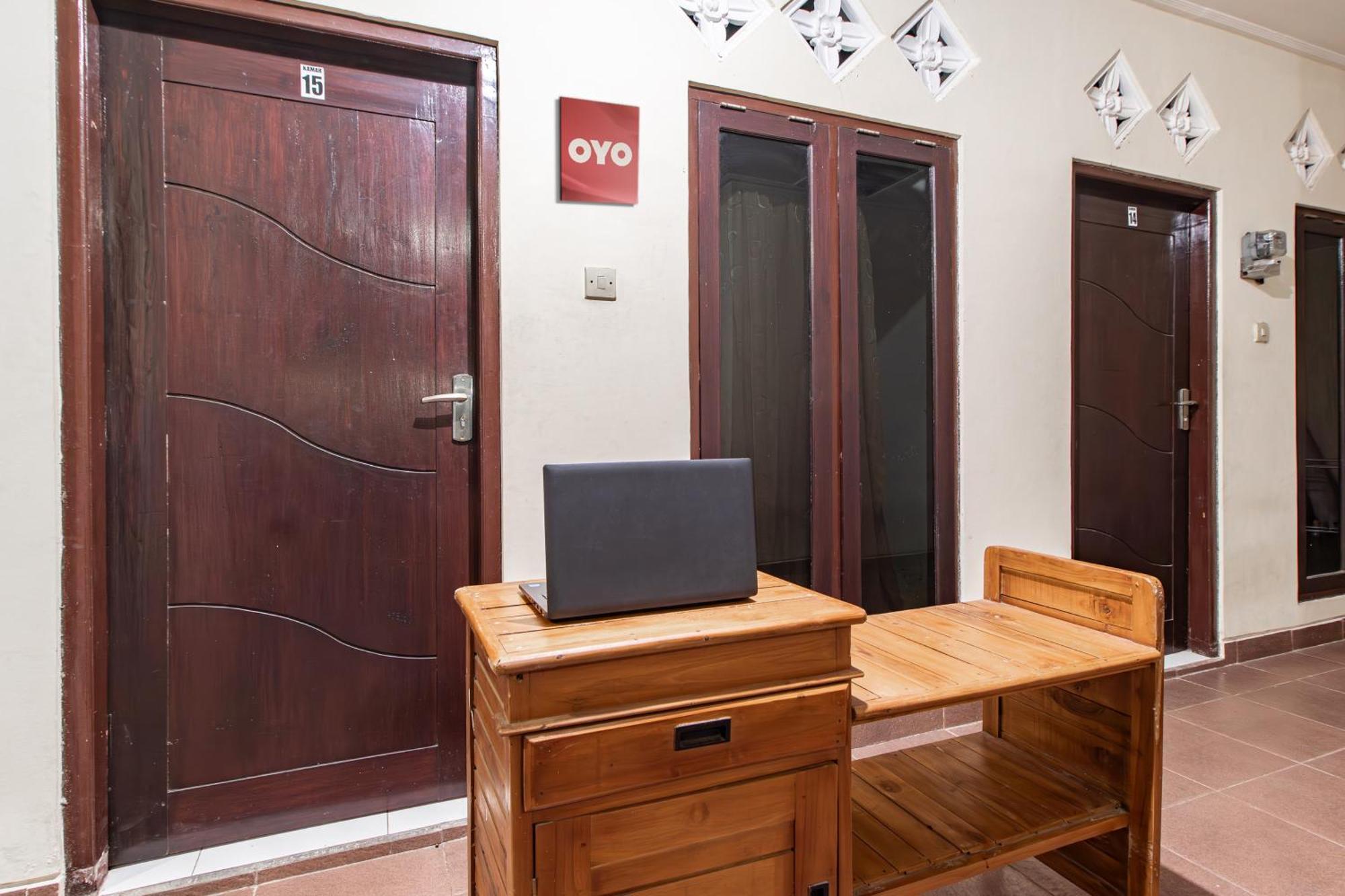 Oyo Life 93504 Kost Krisna Hotel Temukus Buitenkant foto