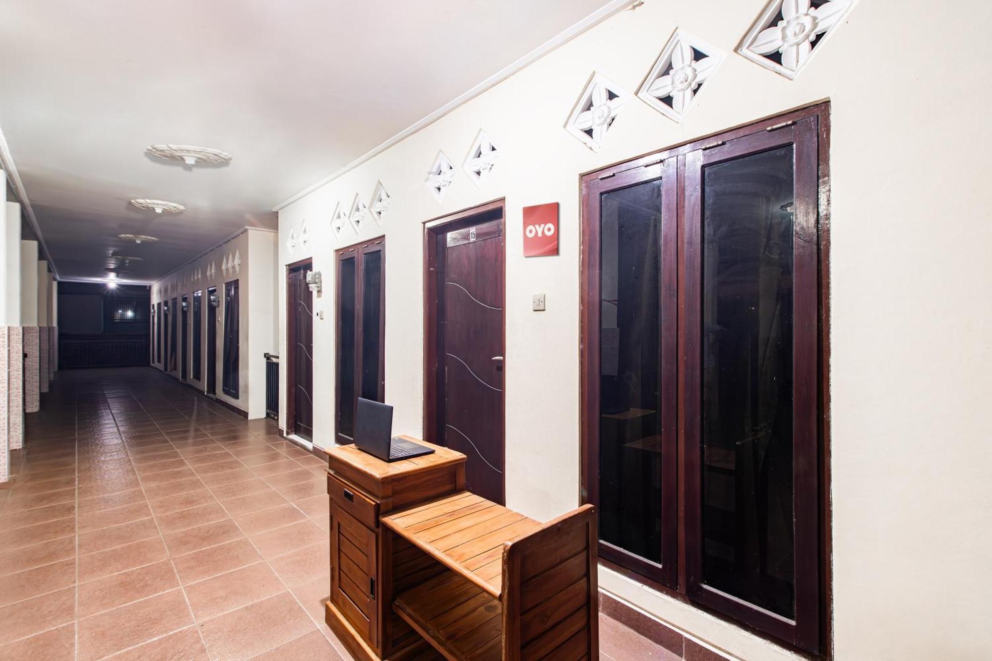 Oyo Life 93504 Kost Krisna Hotel Temukus Buitenkant foto